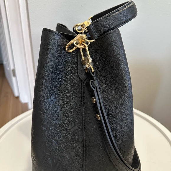 Louis Vuitton Black Crossbody Bag with Adjustable Strap - Picture 3 of 10